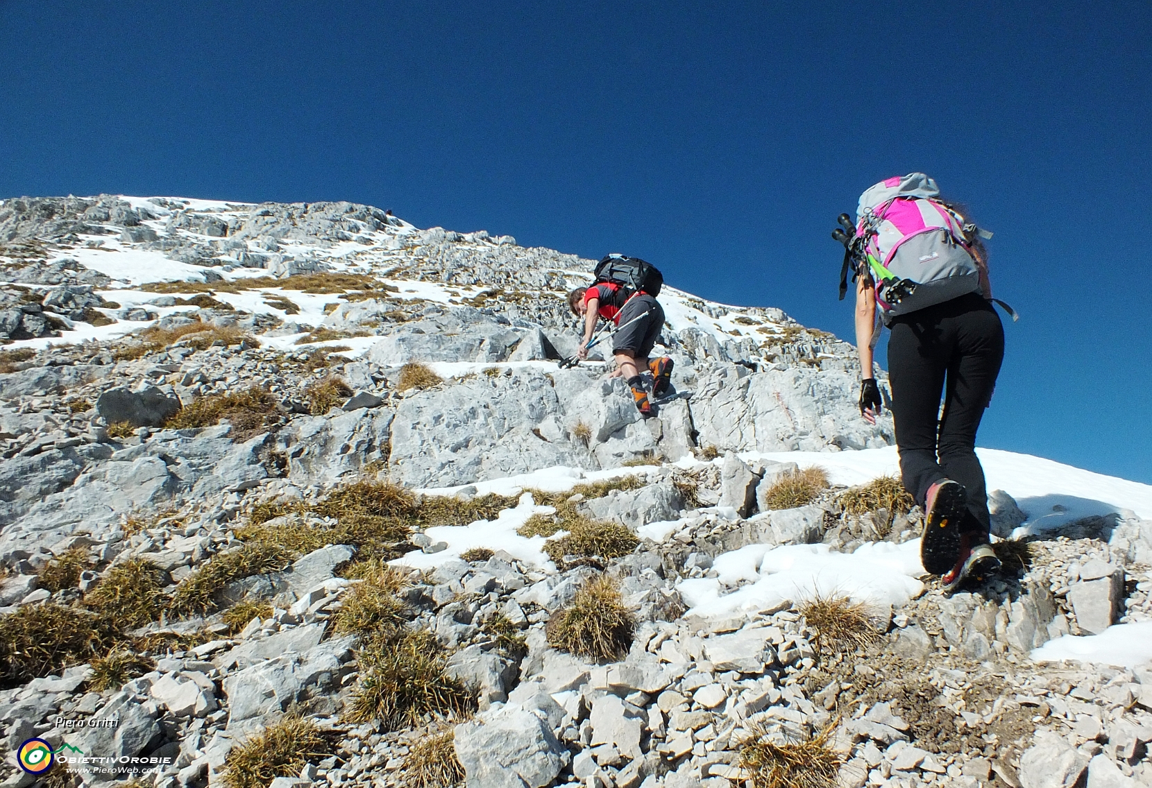 54 via su per neve tra ripide roccette....JPG